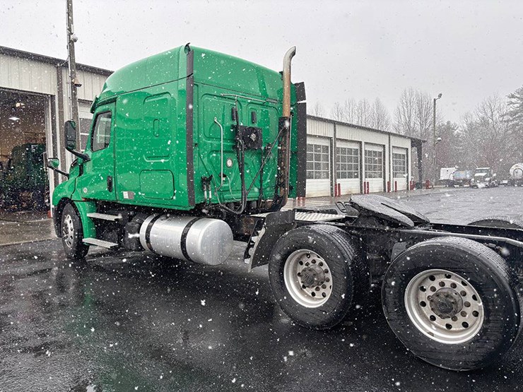 freightliner-cascadia-126-image-3