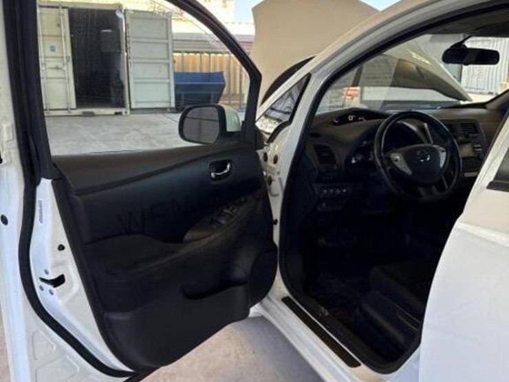 2015-nissan-leaf-s-hatchback-image-21