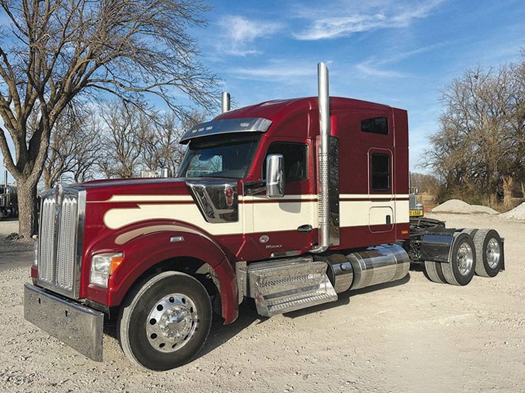 2021-kenworth-w990-image-1