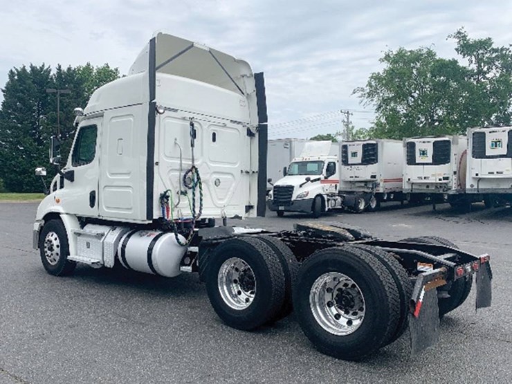 2019-freightliner-cascadia-113-image-2