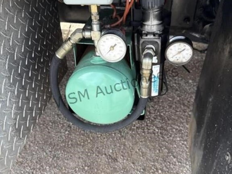 2003-freightliner-fl70-image-14