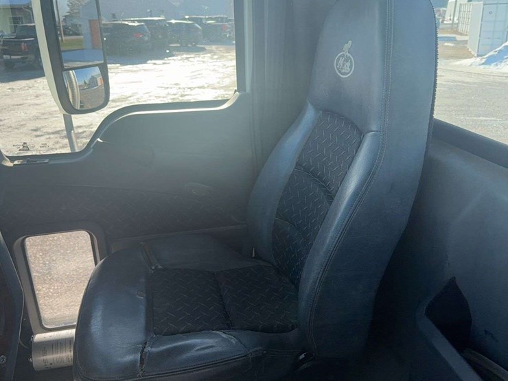 2012-mack-semi-image-9