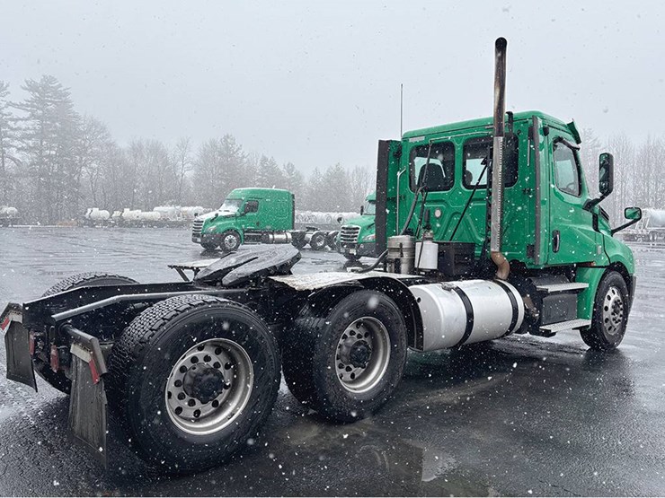 2020-freightliner-cascadia-126-image-3