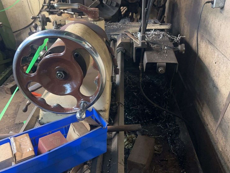 large-lathe-and-lathe-supplies-image-17