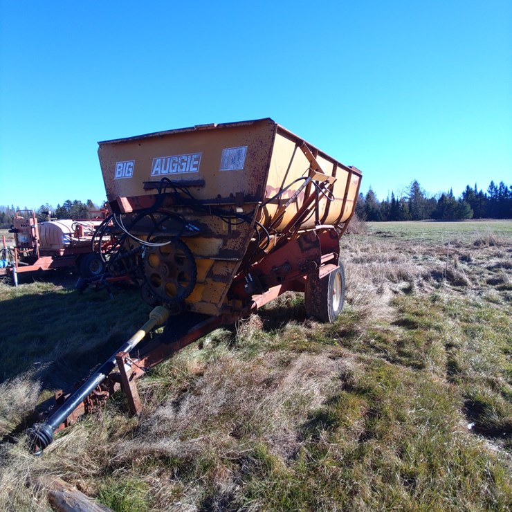 #4624 • Knight Big Auggie Feed Wagon