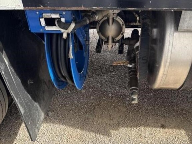 2003-freightliner-fl70-image-6