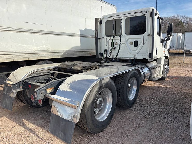 2016-freightliner-cascadia-125-image-2