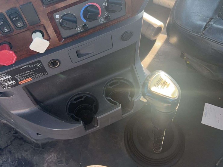 2012-mack-semi-image-10