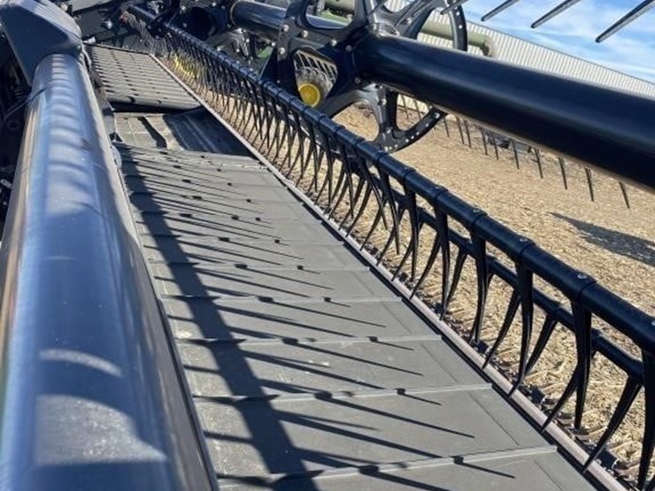 macdon-35'-fe75-s-drapper-image-3