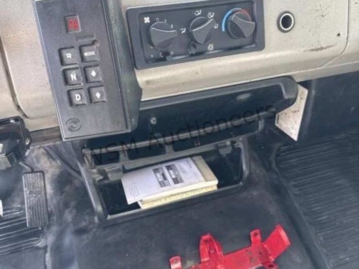 2003-freightliner-fl70-image-33