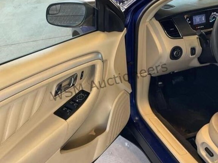 2015-ford-taurus-sdn-image-23