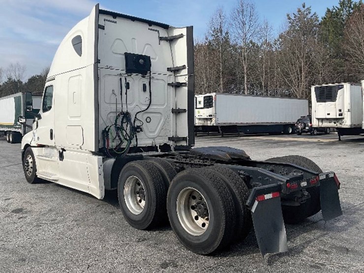 freightliner-cascadia-126-image-2