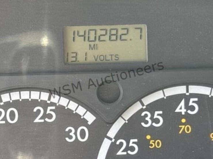 2003-freightliner-fl70-image-29