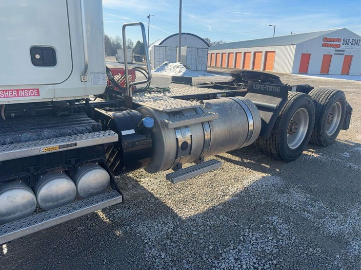 2012-mack-semi-image-4