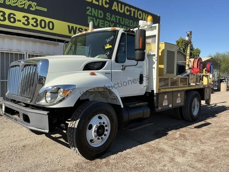 2009-international-7400-image-2