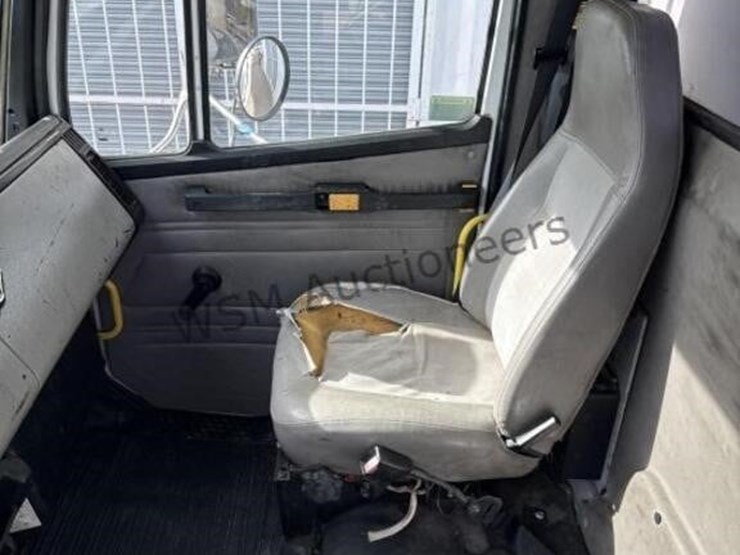 2003-freightliner-fl70-image-34