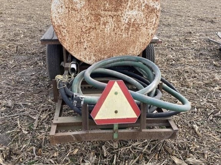 transfer-tank-on-gear-1000-gallon-image-3