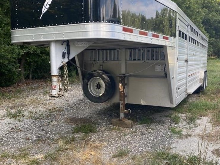 2020-featherlite-7.5x26-aluminum-livestock-trailer-image-1