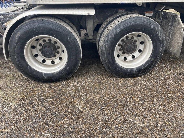 freightliner-semi-truck-image-4