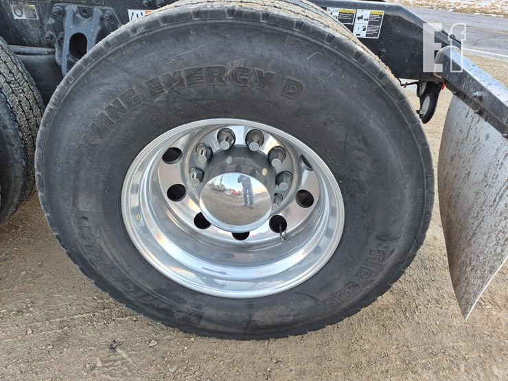 2024-peterbilt-579-image-14