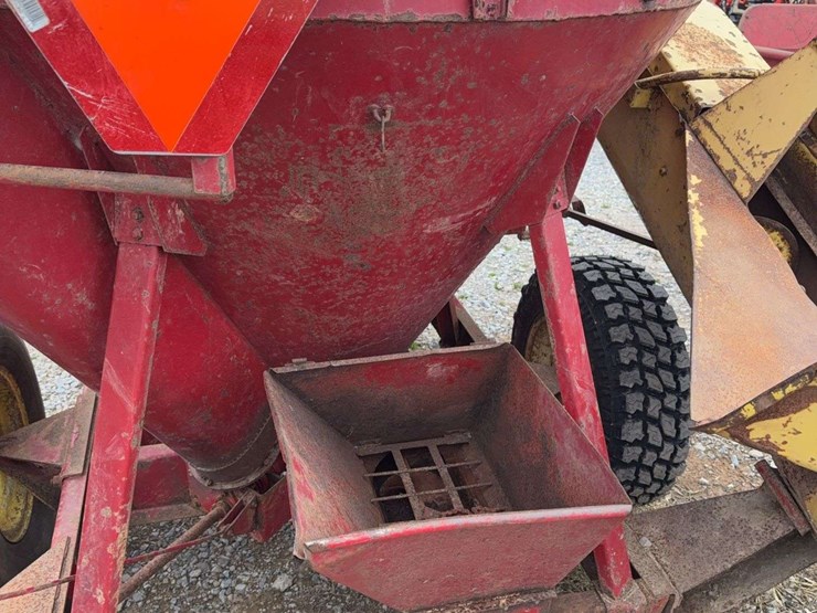 new-holland-352-image-10