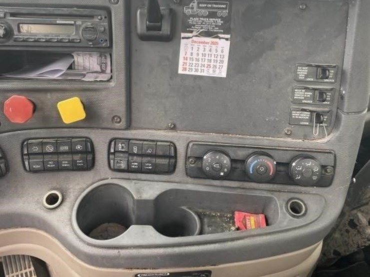 freightliner-semi-truck-image-10