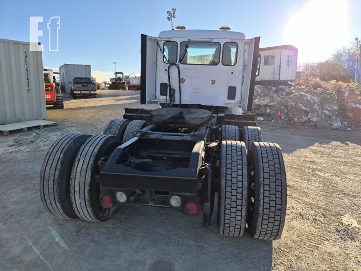 2017-peterbilt-579-image-12