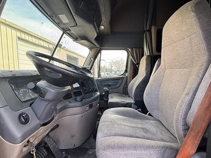 2016-freightliner-cascadia-125-evolution-image-4