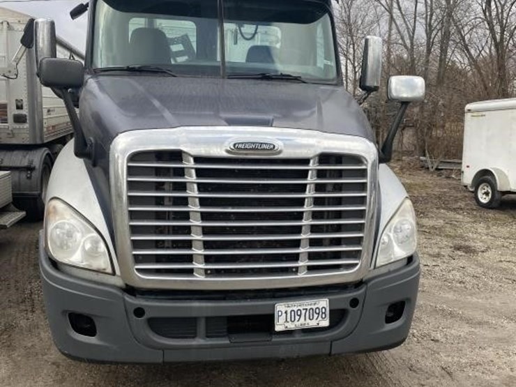 freightliner-semi-truck-image-2