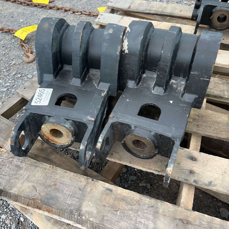 QTY (2) 30 MM PIN EXCAVATOR COUPLER