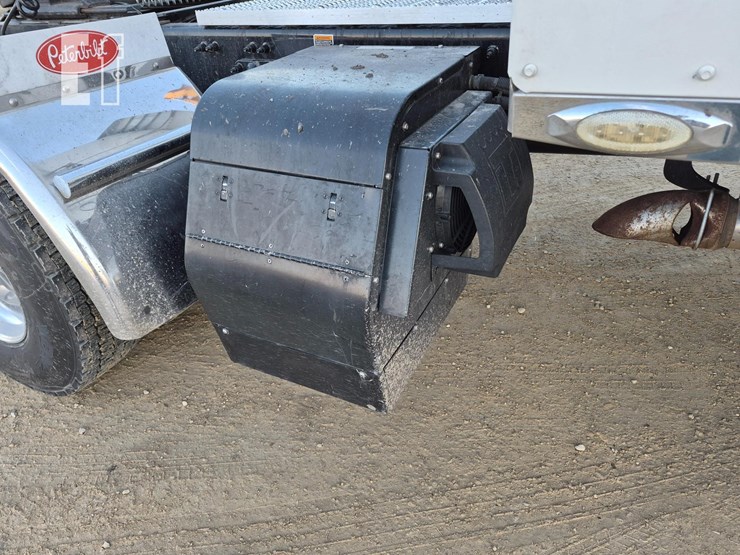 2024-peterbilt-579-image-17