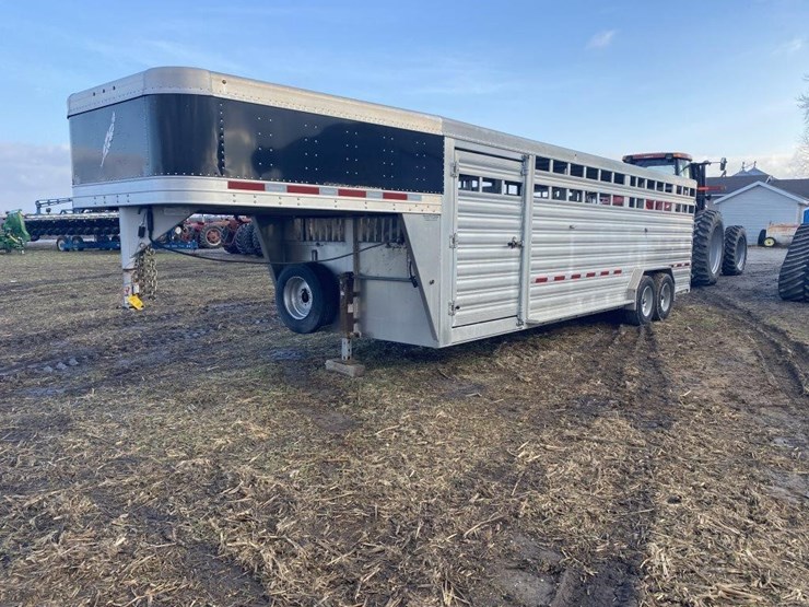 2020-featherlite-7.5x26-aluminum-livestock-trailer-image-12