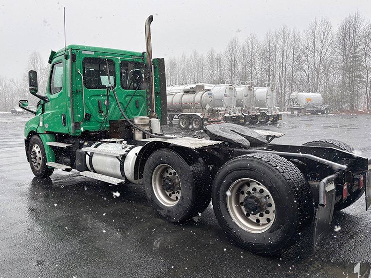 freightliner-cascadia-126-image-4