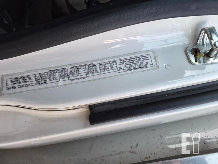 2024-peterbilt-579-image-21