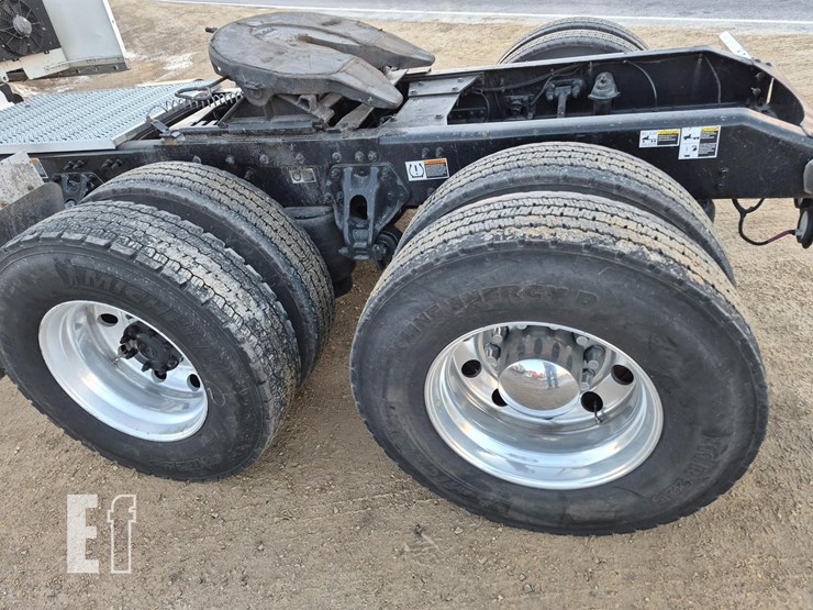 2024-peterbilt-579-image-13