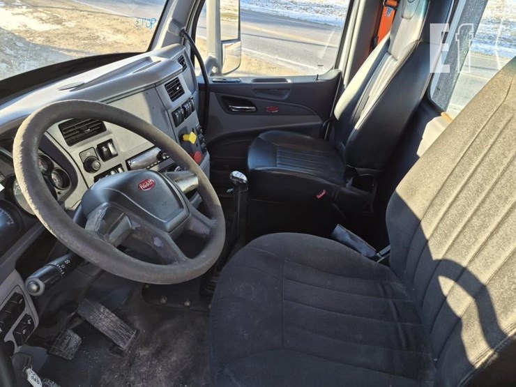 2017-peterbilt-579-image-21