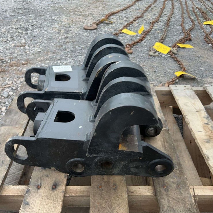 QTY (2) 30 MM PIN EXCAVATOR COUPLER