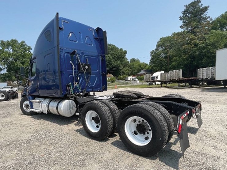 2020-freightliner-cascadia-126-image-2