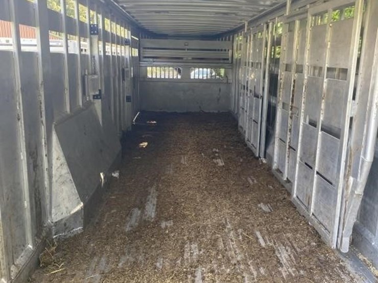 2020-featherlite-7.5x26-aluminum-livestock-trailer-image-5