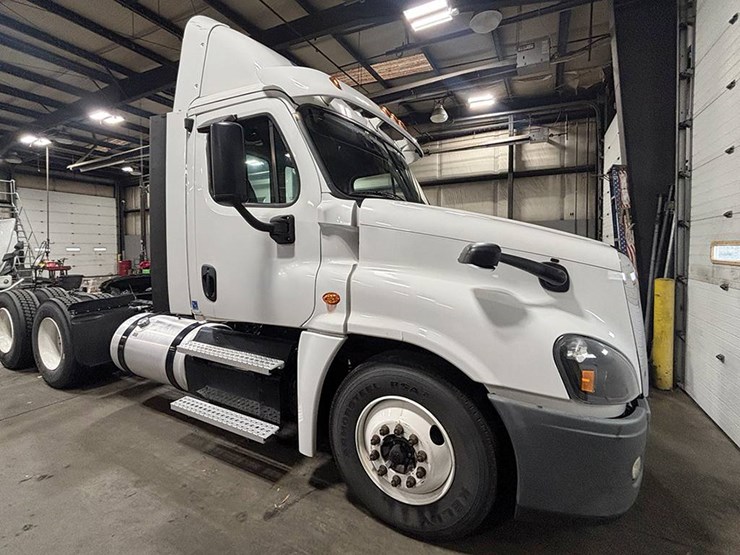2020-freightliner-cascadia-125-image-1