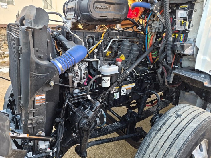 2024-peterbilt-579-image-35