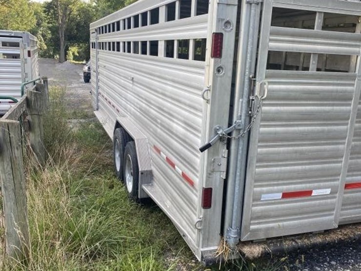2020-featherlite-7.5x26-aluminum-livestock-trailer-image-7