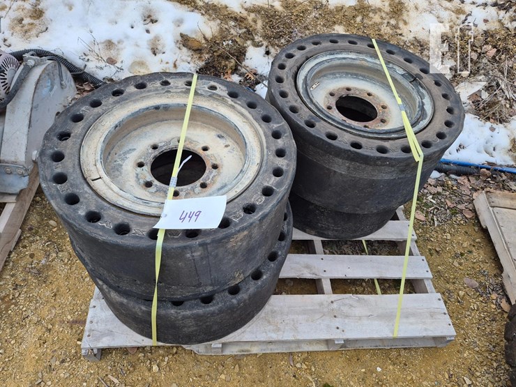 no-flat-skid-steer-tires-image-1