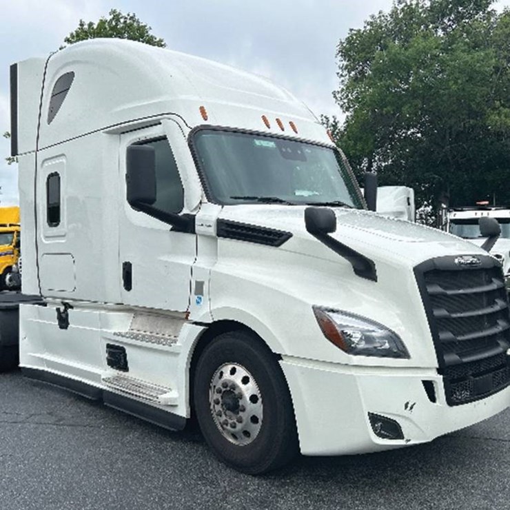 FREIGHTLINER CASCADIA 126