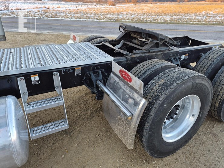 2024-peterbilt-579-image-15