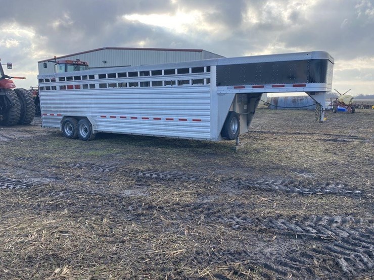 2020-featherlite-7.5x26-aluminum-livestock-trailer-image-11