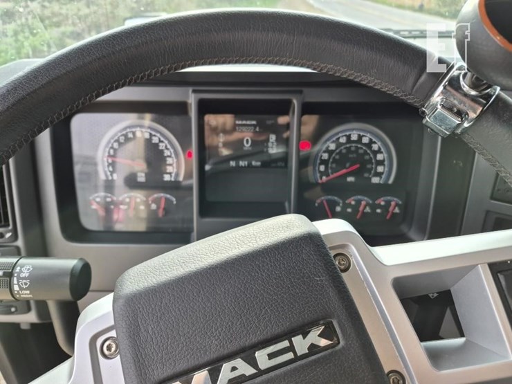 2024-mack-anthem-64t-image-18