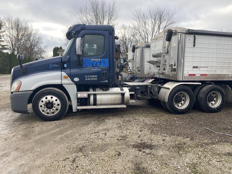 freightliner-semi-truck-image-1