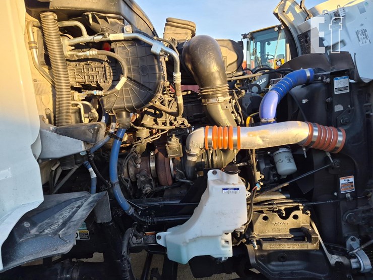 2024-peterbilt-579-image-36