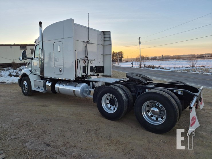 2024-peterbilt-579-image-12